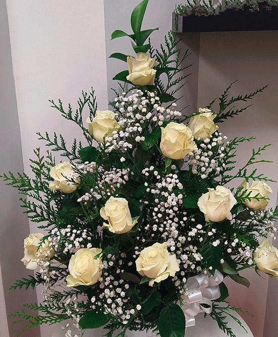 Centro de rosas blancas